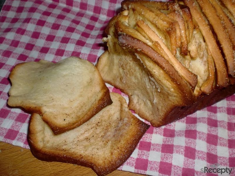 Kynutý skořicovo - cukrový chlebíček