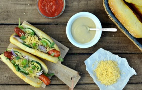 Hot dog s domácím lilkovým dipem
