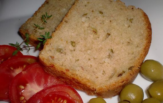 Sýrový chlebík s olivami a schwarzwaldskou šunkou