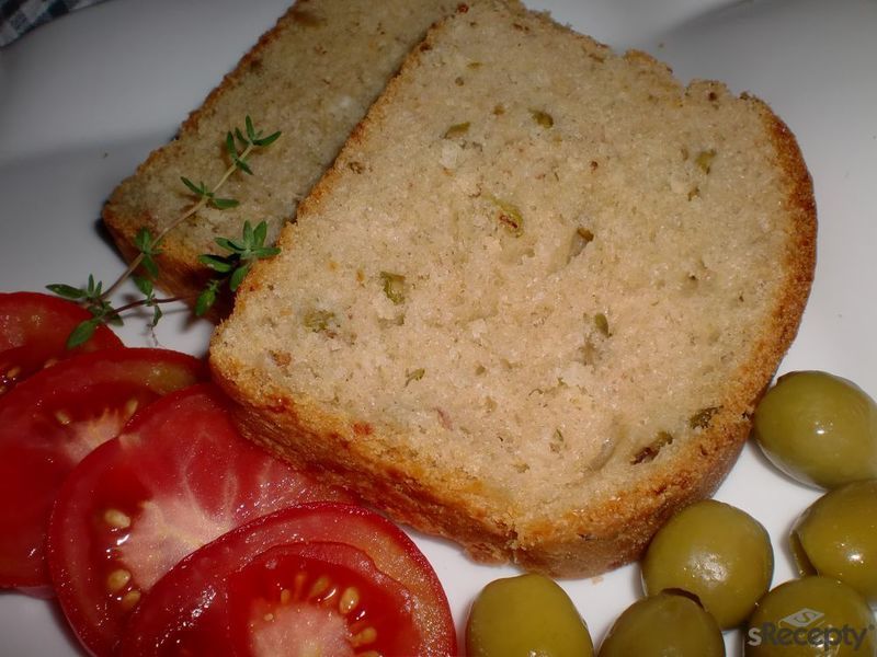 Sýrový chlebík s olivami a schwarzwaldskou šunkou