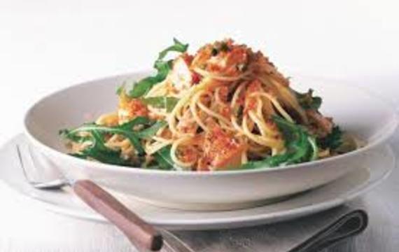 Špagety s lososem, chilli a kapary