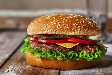 hamburger na grilu