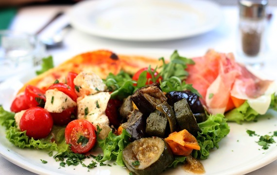 Salát s olivami a parmskou šunkou
