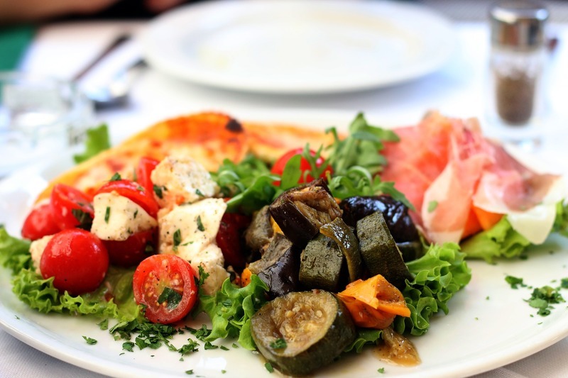 Salát s olivami a parmskou šunkou
