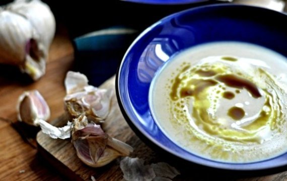 Polévka z pečeného česneku s bylinkami