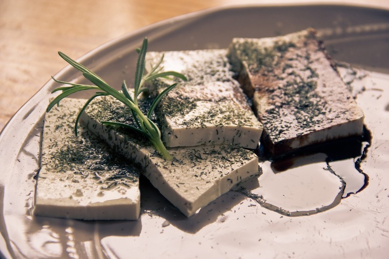 Asijské tofu s nudlemi a cukrovým hráškem