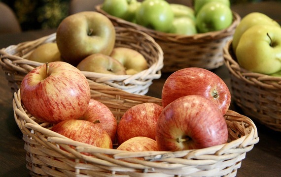 Jablečný salát s malinami