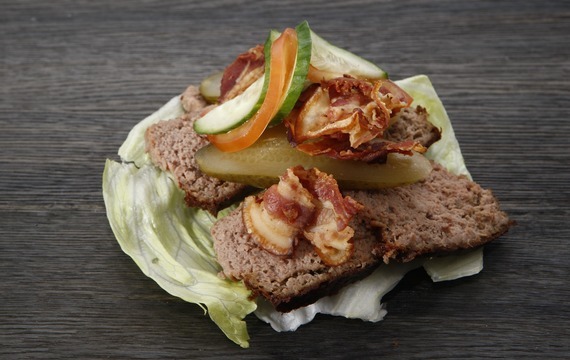 Pečená zvěřinová paštika s marinovanou dýní v karamelu s hřebíčkem a skořicí s lehkým salátkem