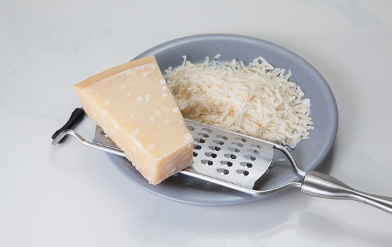 Domácí sýrové tyčinky (se sezamem, mákem...)
