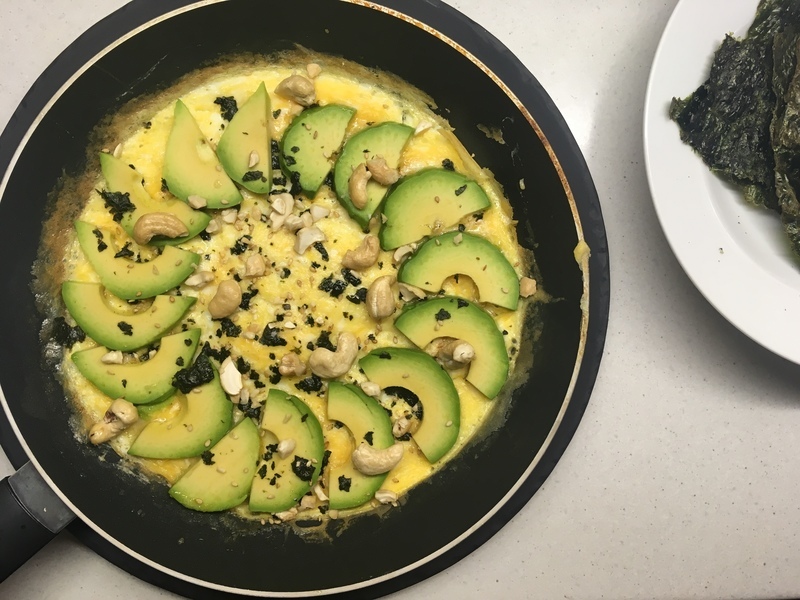 Omeleta s avokádem a řasou nori