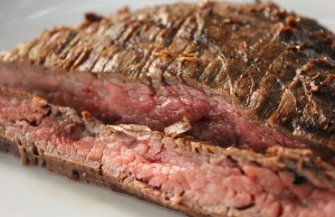 Grilování není jen o výběru správného kusu masa. Nepodceňujte pořízení kvalitního grilovacího nářadí!