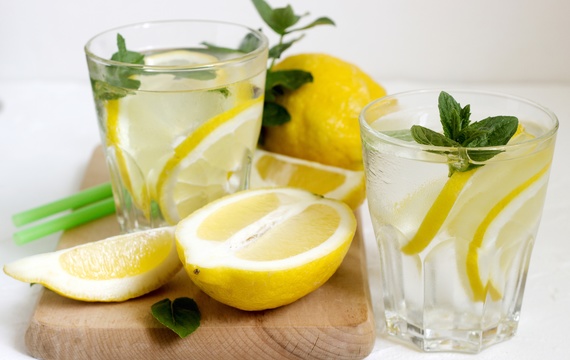 Voda s citronem – zázrak nebo marketingový trik?