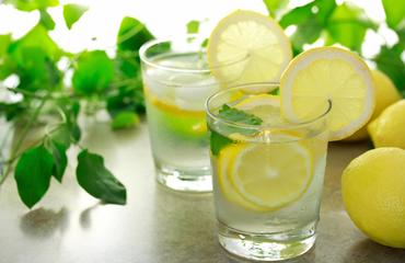 Voda s citronem – zázrak nebo marketingový trik?
