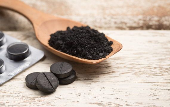 Černé uhlí, zázrak pro trávení i kocovinu? Ne tak docela