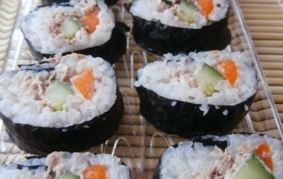 Tuňákovo-okurkové sushi