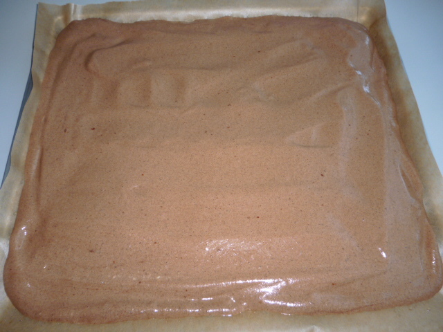 Kakaová roláda s rybízovou marmeládou